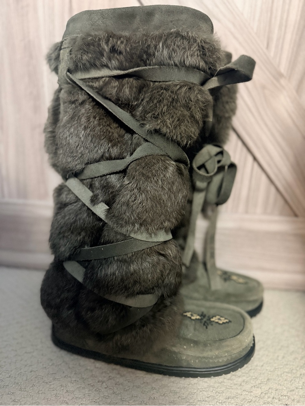 Manitobah mukluks tie up boot